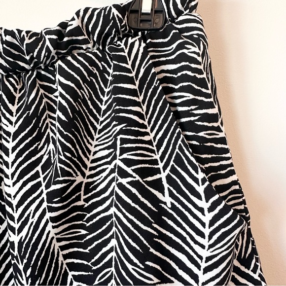 Fab’rik | Black & White Loose Flowy Shorts - Picture 2 of 10